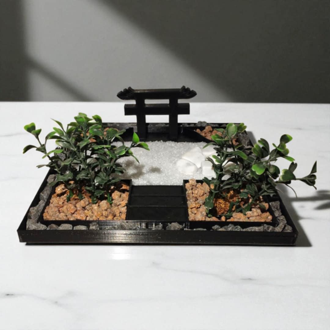 Mini Japans zentuinpakket – meditatiedecor op tafel met torii-poort, stenen en planten.