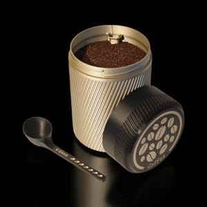 Recipiente premium para almacenar café con cuchara incorporada: hermético y de fácil acceso.