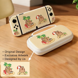 Puede incluir: Una consola Nintendo Switch beige y una funda de transporte a juego. Ambos artículos presentan una ilustración de dibujos animados de un oso en una escena de playa, con gafas de sol, una palmera y una sombrilla roja y blanca. La funda tiene una cremallera blanca.