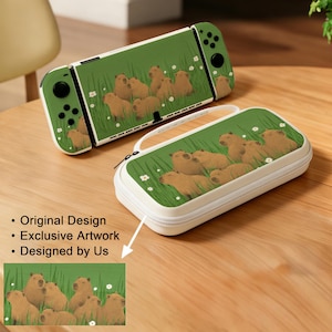 Puede incluir: Una consola Nintendo Switch verde y blanca y una funda de transporte con un diseño de carpincho. La consola tiene mandos verdes y una funda a juego con cremallera. El diseño incluye carpinchos sobre un fondo verde y herboso con flores blancas.