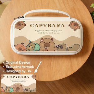 Puede incluir: Un estuche color crema con un diseño de carpincho. El estuche presenta la palabra "CAPYBARA" en letras grandes, junto con ilustraciones de carpinchos. También está presente el texto "Capybara is a little cute guy, Lorem omnis baraka lawok aju beu". El estuche tiene un asa blanca.