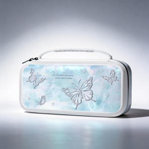 Op de afbeelding: Witte rechthoekige hoes met een handvat, met een vlinderontwerp. De hoes heeft een parelmoerblauwe achtergrond met zilveren vlinders en de tekst "Kiss and butterflies have a place go and there is hope for everything."