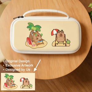 Puede incluir: Una funda de transporte color crema con un asa blanca y un diseño con temática playera. El diseño presenta dos capibaras de dibujos animados relajándose en tumbonas bajo una palmera y una sombrilla roja y blanca. La funda tiene cierre de cremallera.