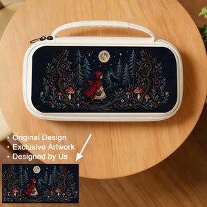Può includere: Una custodia rettangolare color bianco sporco con manico superiore e chiusura a zip. Il pannello frontale presenta un inserto in tessuto scuro con un'illustrazione a punto croce di una figura con mantello rosso, un lupo, funghi e una luna piena.