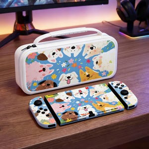 Pode incluir: Uma mala de transporte branca e um conjunto de controladores para uma consola de jogos, com um fundo azul com cães e flores de desenhos animados. A mala tem uma pega e um fecho de correr brancos. Os controladores são azuis claros.