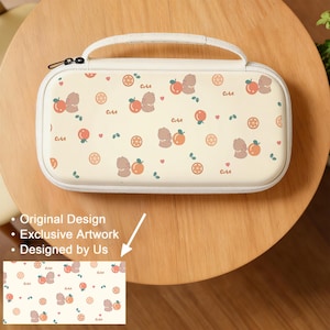 Puede incluir: Un estuche de transporte rectangular de color crema con un asa superior y cierre de cremallera. La superficie presenta un patrón repetitivo de pequeños osos de dibujos animados marrones, rodajas de naranja, hojas verdes, corazones rosas y la palabra cute.