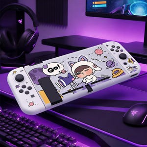 Puede incluir: Una consola Nintendo Switch blanca con una cubierta personalizada con personajes de dibujos animados en el espacio. La cubierta tiene un fondo morado claro con ilustraciones de planetas, estrellas y un personaje con disfraz de gato. La consola está rodeada de accesorios de juego.