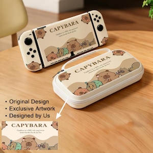 Puede incluir: Una funda y una piel beige para Nintendo Switch con un diseño de carpincho. La funda tiene una cremallera y un asa blancas. El diseño incluye ilustraciones de carpinchos y la palabra "CAPYBARA".