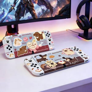 Puede incluir: Dos consolas Nintendo Switch de color azul claro con cubiertas decorativas. Las cubiertas presentan perros de dibujos animados, corazones y dulces. Una consola dice "have a lucky day", y la otra dice "Have nice day". Las consolas están sobre una superficie blanca.