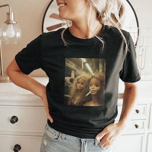 Rolig nödställd docka rökning T-shirt