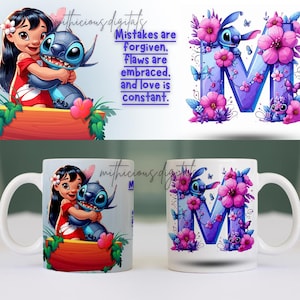 Könnte beinhalten: Weiße Keramik-Tasse mit einem farbenfrohen Design mit den Figuren Lilo und Stitch. Die Tasse zeigt auch den Buchstaben "M", verziert mit Blumen und Schmetterlingen. Der Text "Mistakes are forgiven, flaws are embraced, and love is constant" ist ebenfalls vorhanden.