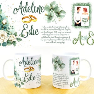以下が含まれることがあります： 結婚をテーマにしたデザインの白いセラミックマグカップ。1つのマグカップには、「Adeline」と「Edie」の名前と金の指輪、花のアクセントが描かれています。もう1つのマグカップには、カップルのイラストとテキストがあります。マグカップは緑と金の要素で装飾されています。