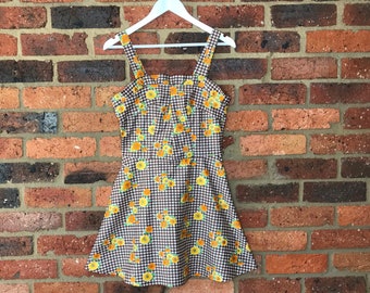Safeena Vintage Handmade Houndstooth Floral 70s Mini Dress with Ruffle and A-line Skirt / Daisy Print Boho Dress / 70s Folk Prairie Beach