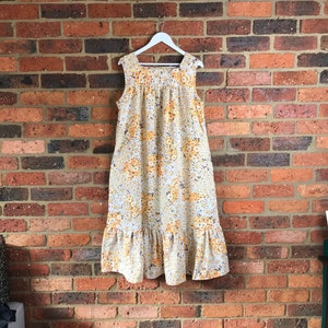 Robe longue florale vintage des années 70 recyclée à la main Safeena avec poches, décolleté plastron et volants/années 70 Folk Prairie Beach Boho AU 12-14/US 8-10