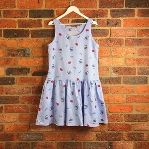 Safeena vintage fait main upcyclé des années 70, robe midi à volants rayé imprimé graphique avec jupe à volants/70s Folk Prairie Beach Boho/Fête de Noël