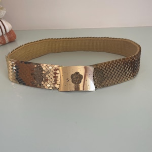 Safeena Vintage 80s Gold Petal Snakeskin Effect Stretchy Elastic High Waisted Belt with Gold Flower Buckle / Disco Retro Party Boho Hippie
