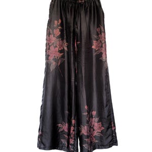 Handgefertigte Seidenhose mit weitem Bein - Braun mit kastanienbraunem, burgunderfarbenem Blumendruck | BOUBSIE™ Luxus Loungewear — Unisex | One-of-a-Kind Upcycled Seide