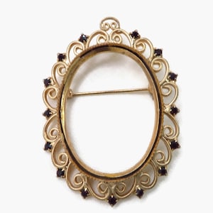 HOBE&#39; Brooch with Ruby Red Rhinestones Vintage Oval Gold Tone Pin Victorian Style Romantic Jewelry