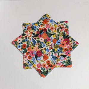 Posavasos florales - Posavasos reversibles acolchados de algodón de Rifle Paper Co. - Juego de 4