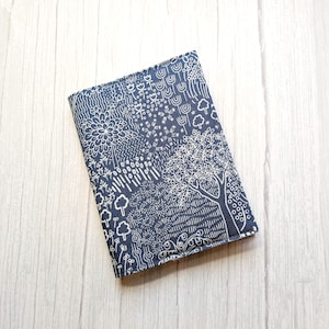 Capa ou porta-passaporte - comporta 1 ou 2 capas - Tecido 100% algodão - estampa sutil de floresta em azul e branco