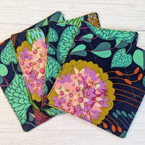 Posavasos de algodón acolchados con flores - Posavasos reversibles de diseño AMH, juego de 4