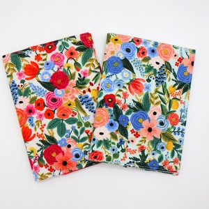 Capa para passaporte - Capa - Estojo - Suporte - Tecido floral para rifle - Presente para viajante - Flores rosas - Tecido 100% algodão