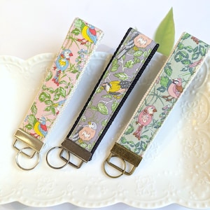 Llavero Liberty - llavero con pájaro - cordón para la muñeca - regalo para profesores - llavero floral de pulsera - tela italiana
