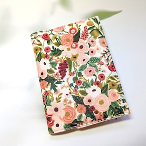 Paspoortomslag - mouw - etui - houder - stof bloemengeweer - reizigerscadeau - roze bloemen - 100% katoen