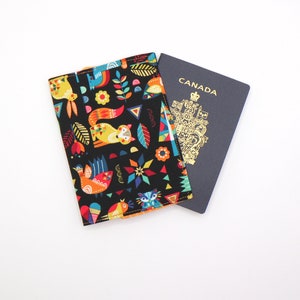 Capa para passaporte - Manga - Estojo - Suporte - Tecido de animal fofo - Presente de viajante - Lobo Coelho Pássaro Preto Tecido 100% algodão Metálico Dourado