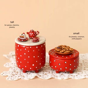 Miniaturowe pudełka na biżuterię z czajnikiem i miniaturami ciast, małe okrągłe ceramiczne pudełka na biżuterię z nogami, miniaturowy zestaw do parzenia kawy