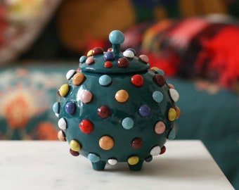Cukierniczka w kształcie wypukłości, ręcznie rzeźbione ceramiczne pudełko z pokrywką, cukierniczka w kropki z ceramiki pop