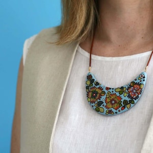 Collar babero de cerámica con un rico patrón de flores talladas a mano, salpicadura de color floral, joyería ooak, collar llamativo de cerámica