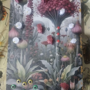 Op de afbeelding: Een rechthoekig elektronisch effectpedaal met een botanische illustratie van diverse planten en bloemen in roze, groene en grijze tinten. Het apparaat bevat meerdere witte en rode knoppen, drie rode drukknoppen en vijf kleine ronde poorten.