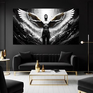 Puede incluir: Un gran lienzo en blanco y negro representa una figura musculosa con los brazos extendidos y grandes alas blancas y doradas. La obra de arte se exhibe sobre un sofá de terciopelo negro, con detalles dorados en la mesa de centro y la mesa auxiliar.