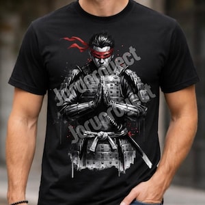 Puede incluir: Camiseta negra con una ilustración detallada de un samurái con armadura, con una venda roja y detalles. El samurái está representado con las manos juntas en oración, y una katana es visible. El diseño tiene una paleta de grises con toques de rojo.