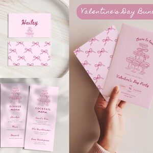 Op de afbeelding: Een roze Valentijnsdag briefpapier set met een naamkaart, kaarten met strikpatroon, een uitnodiging en diner- en cocktailmenu's. De tekst "Valentine's Day Bundle" staat bovenaan de afbeelding.