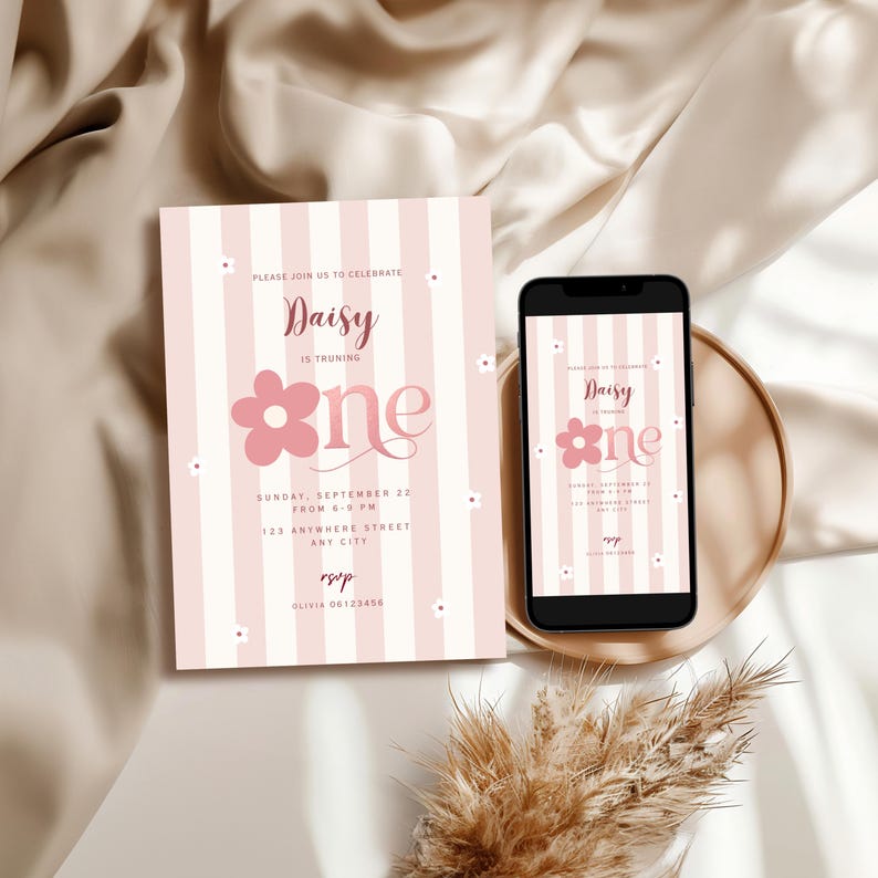 Peut inclure: Une invitation &agrave; rayures roses et blanches avec le texte "Daisy f&ecirc;te ses un an" et un grand motif floral. Un smartphone affiche la m&ecirc;me invitation. L'invitation comprend les d&eacute;tails de l'&eacute;v&eacute;nement et une demande de r&eacute;ponse.
