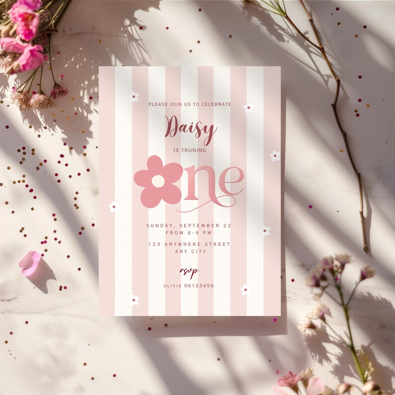 Peut inclure: Une invitation &agrave; rayures roses et blanches avec le texte "PLEASE JOIN US TO CELEBRATE Daisy IS TRUNING one" et les d&eacute;tails de l'&eacute;v&eacute;nement. Le design comprend une fleur et des petites fleurs blanches.