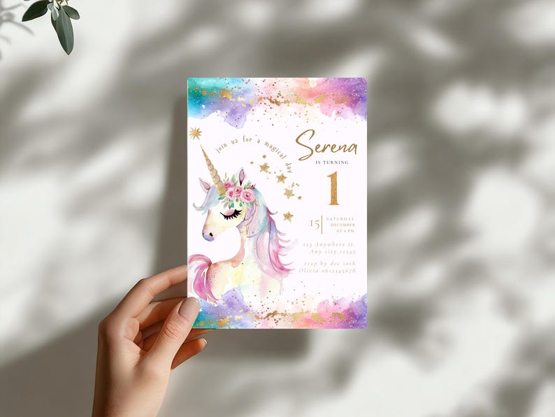 Puede incluir: Una invitaci&oacute;n de cumplea&ntilde;os con un dise&ntilde;o de unicornio en acuarela. La invitaci&oacute;n presenta el nombre "Serena" y el n&uacute;mero "1" en dorado, con los detalles del evento debajo. El fondo tiene salpicaduras de acuarela turquesa, morada y dorada.