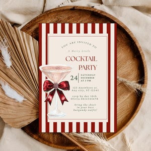 Op de afbeelding: Een cocktailparty-uitnodiging met een rood-witte gestreepte rand. De uitnodiging toont een cocktailglas met een rode strik en de tekst "A Merry Little Cocktail Party". De datum is 24 december.