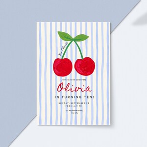 Pu&ograve; includere: Un invito di compleanno con un'illustrazione di ciliegie. L'invito presenta un design di ciliegie rosse con foglie verdi e il testo "Ma Cherie". L'invito recita "Olivia COMPIE DIECI ANNI!" con la data e l'ora.