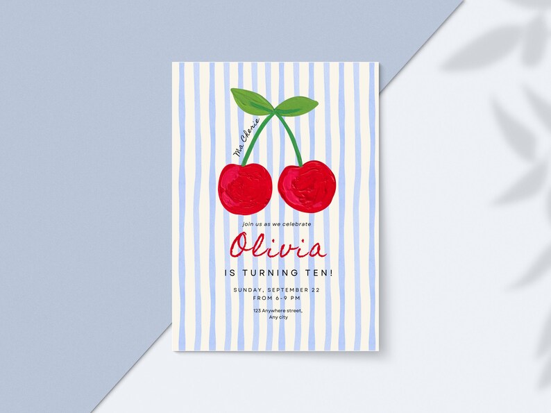 Pu&ograve; includere: Un invito di compleanno con un'illustrazione di ciliegie. L'invito presenta un design di ciliegie rosse con foglie verdi e il testo "Ma Cherie". L'invito recita "Olivia COMPIE DIECI ANNI!" con la data e l'ora.