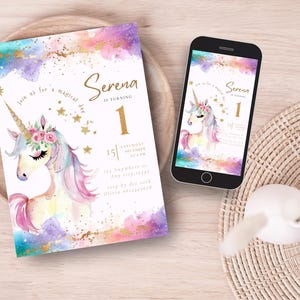 Puede incluir: Una invitaci&oacute;n de cumplea&ntilde;os y un smartphone que muestra el mismo dise&ntilde;o. La invitaci&oacute;n presenta un unicornio de acuarela con detalles florales, el nombre "Serena" y el n&uacute;mero "1". El dise&ntilde;o incluye estrellas doradas y texto sobre fondo blanco.