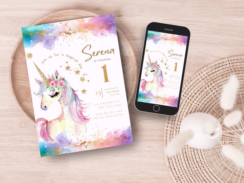 Puede incluir: Una invitaci&oacute;n de cumplea&ntilde;os y un smartphone que muestra el mismo dise&ntilde;o. La invitaci&oacute;n presenta un unicornio de acuarela con detalles florales, el nombre "Serena" y el n&uacute;mero "1". El dise&ntilde;o incluye estrellas doradas y texto sobre fondo blanco.