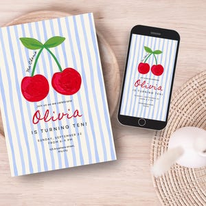 Pu&ograve; includere: Un invito di compleanno e uno smartphone mostrano lo stesso design: ciliegie rosse con foglie verdi su uno sfondo a righe blu e bianche. L'invito recita "Olivia compie dieci anni!" e include i dettagli dell'evento.