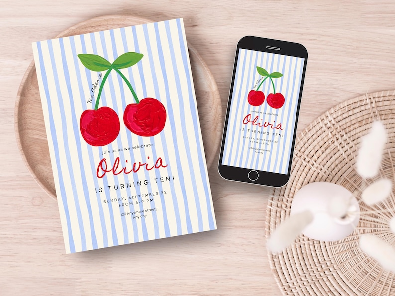 Pu&ograve; includere: Un invito di compleanno e uno smartphone mostrano lo stesso design: ciliegie rosse con foglie verdi su uno sfondo a righe blu e bianche. L'invito recita "Olivia compie dieci anni!" e include i dettagli dell'evento.