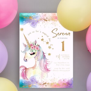Puede incluir: Una invitaci&oacute;n de cumplea&ntilde;os con un unicornio de acuarela, una corona de flores, detalles dorados y el texto "Serena cumple 1 a&ntilde;o". Globos rosas, morados y amarillos rodean la invitaci&oacute;n.