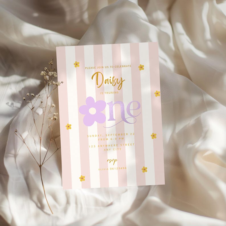 Peut inclure: Une invitation &agrave; rayures verticales roses et blanches. Le texte comprend "Daisy", "one" et les d&eacute;tails de l'&eacute;v&eacute;nement. Le design comprend une fleur violette et de petites illustrations de fleurs jaunes. Invitation pour un premier anniversaire.