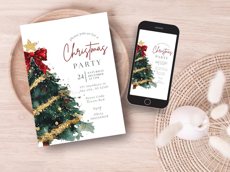 Puede incluir: Una invitaci&oacute;n a una fiesta de Navidad con un dise&ntilde;o de &aacute;rbol de Navidad en acuarela, un lazo rojo y detalles dorados. La invitaci&oacute;n est&aacute; sobre un fondo blanco, con el texto "Christmas Party" y los detalles del evento. Un smartphone muestra el mismo dise&ntilde;o.