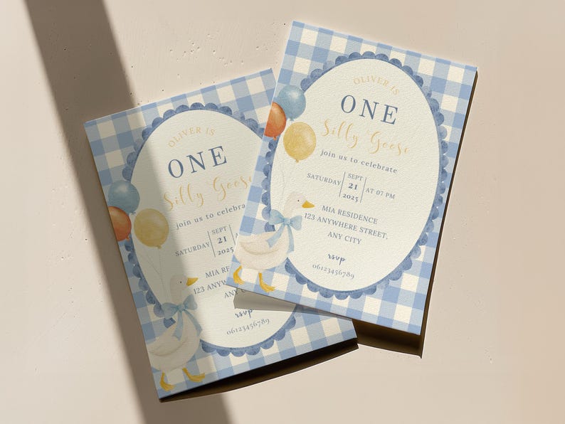 Może przedstawiać: Dwa zaproszenia na pierwsze urodziny. Zaproszenia mają niebieski wz&oacute;r w kratkę i owalny kształt z napisem "ONE Silly Goose". Balony i ilustracja gęsi są r&oacute;wnież dołączone.